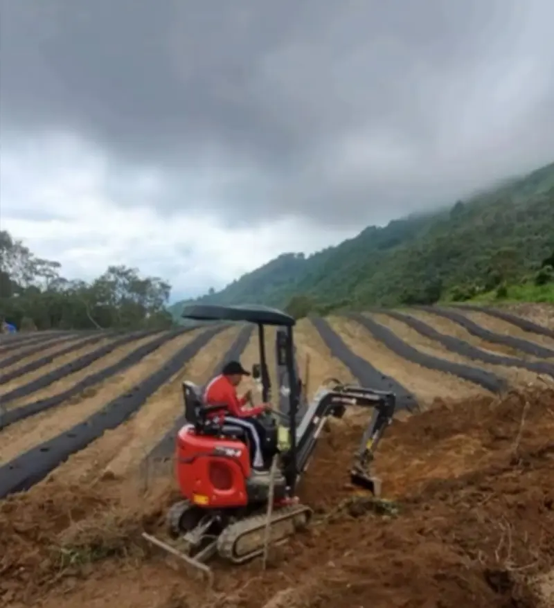 Rhinoceros XN10-8 excavator working on Honduras jobsite